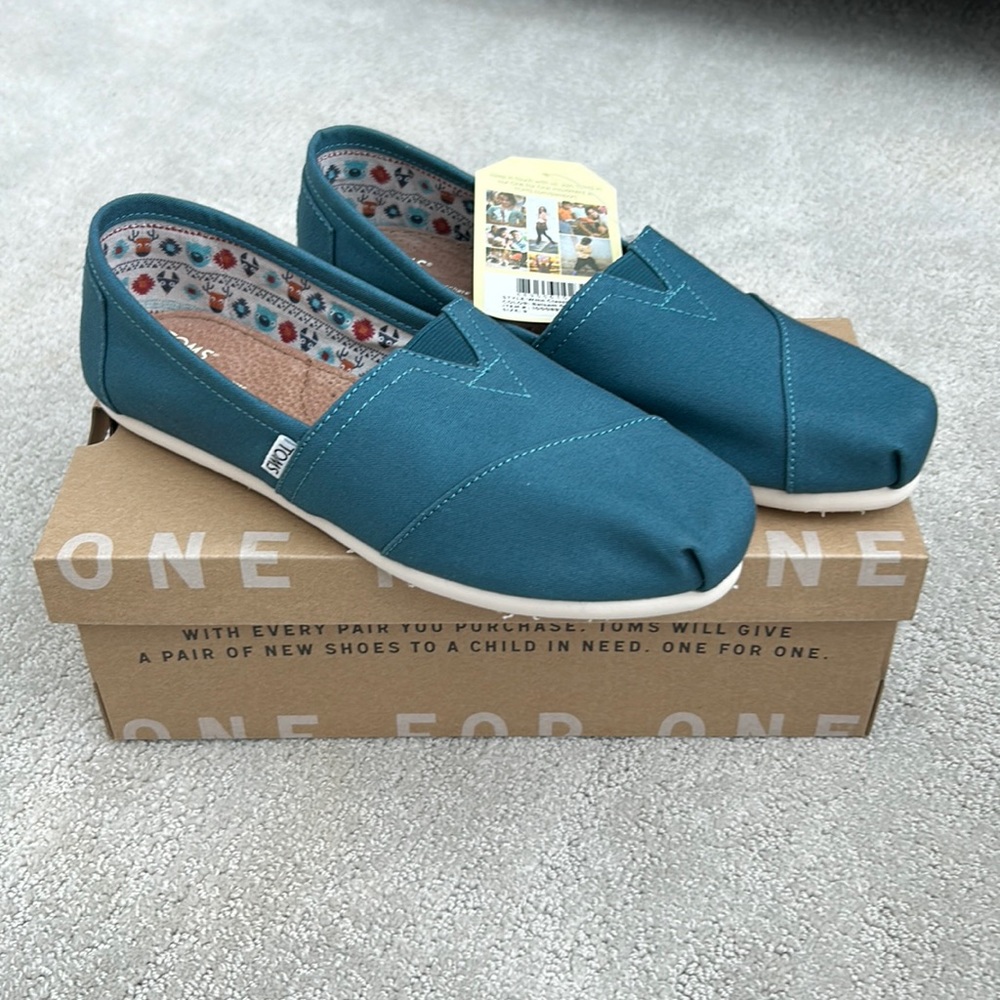 Brand new with tags Tom’s canvas shoes size 9